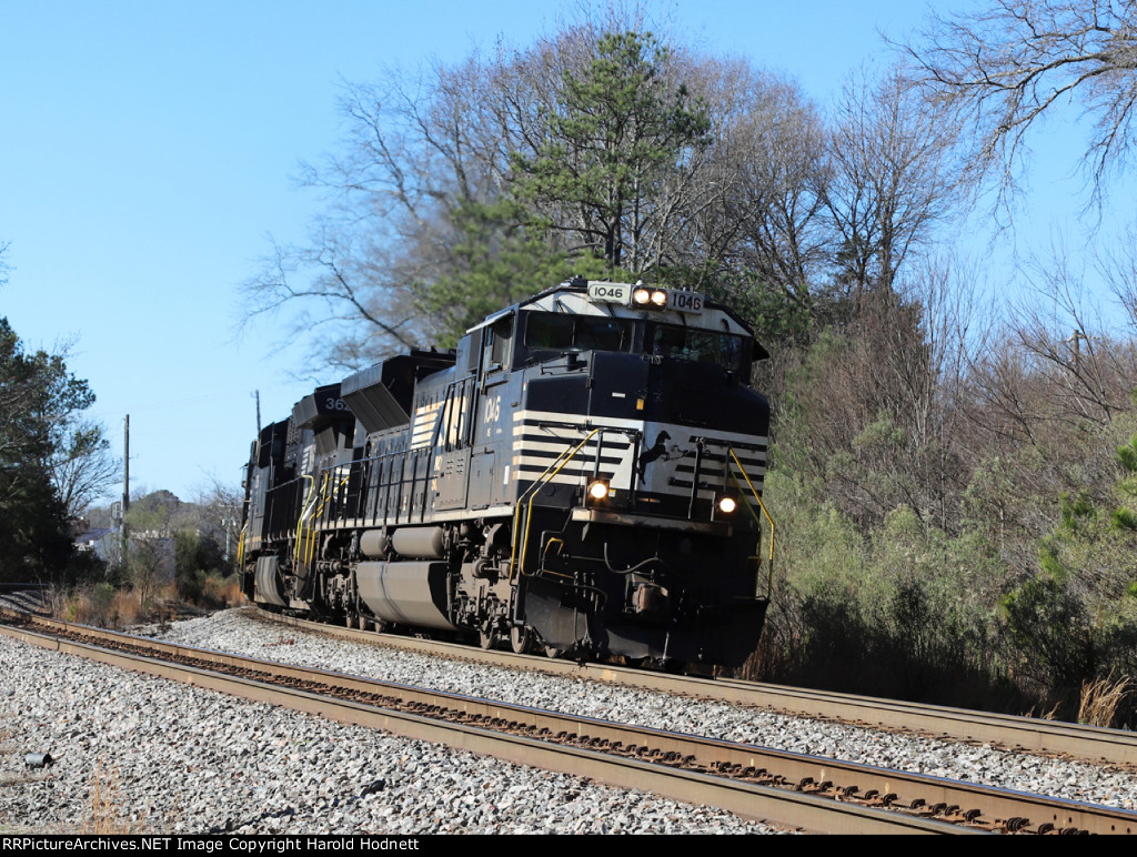 NS 1046 leads train 350 northbound at Fetner